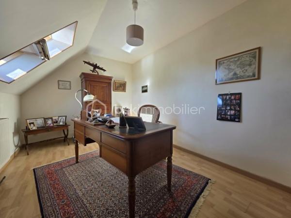 Pavillon familial idéalement situé sur la commune de Nemours dans une impasse au calme avec commerces écoles et transports accessibles à pied. 
Cette maison offre au rez de chaussée: entrée, séjour avec cheminée, cuisine indépendante, wc,  chambre. A l'étage vous trouverez un palier desservant une salle de bains ainsi que 5 chambres dont  avec salle de bains. 
Un garage complète cette offre, le tout sur un jardin clos parfaitement intime et sans vis à vis: un cadre de vie recherché alliant confort tranquillité et praticité au quotidien
A visiter sans tarder.
