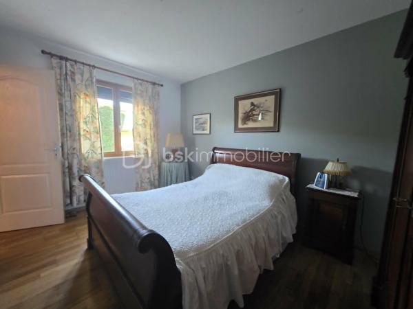 Pavillon familial idéalement situé sur la commune de Nemours dans une impasse au calme avec commerces écoles et transports accessibles à pied. 
Cette maison offre au rez de chaussée: entrée, séjour avec cheminée, cuisine indépendante, wc,  chambre. A l'étage vous trouverez un palier desservant une salle de bains ainsi que 5 chambres dont  avec salle de bains. 
Un garage complète cette offre, le tout sur un jardin clos parfaitement intime et sans vis à vis: un cadre de vie recherché alliant confort tranquillité et praticité au quotidien
A visiter sans tarder.