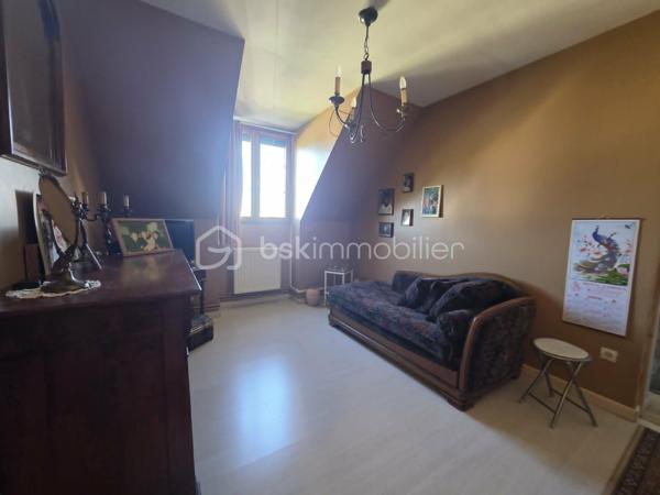 Pavillon familial idéalement situé sur la commune de Nemours dans une impasse au calme avec commerces écoles et transports accessibles à pied. 
Cette maison offre au rez de chaussée: entrée, séjour avec cheminée, cuisine indépendante, wc,  chambre. A l'étage vous trouverez un palier desservant une salle de bains ainsi que 5 chambres dont  avec salle de bains. 
Un garage complète cette offre, le tout sur un jardin clos parfaitement intime et sans vis à vis: un cadre de vie recherché alliant confort tranquillité et praticité au quotidien
A visiter sans tarder.