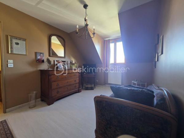 Pavillon familial idéalement situé sur la commune de Nemours dans une impasse au calme avec commerces écoles et transports accessibles à pied. 
Cette maison offre au rez de chaussée: entrée, séjour avec cheminée, cuisine indépendante, wc,  chambre. A l'étage vous trouverez un palier desservant une salle de bains ainsi que 5 chambres dont  avec salle de bains. 
Un garage complète cette offre, le tout sur un jardin clos parfaitement intime et sans vis à vis: un cadre de vie recherché alliant confort tranquillité et praticité au quotidien
A visiter sans tarder.