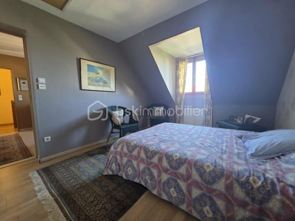 Pavillon familial idéalement situé sur la commune de Nemours dans une impasse au calme avec commerces écoles et transports accessibles à pied. 
Cette maison offre au rez de chaussée: entrée, séjour avec cheminée, cuisine indépendante, wc,  chambre. A l'étage vous trouverez un palier desservant une salle de bains ainsi que 5 chambres dont  avec salle de bains. 
Un garage complète cette offre, le tout sur un jardin clos parfaitement intime et sans vis à vis: un cadre de vie recherché alliant confort tranquillité et praticité au quotidien
A visiter sans tarder.