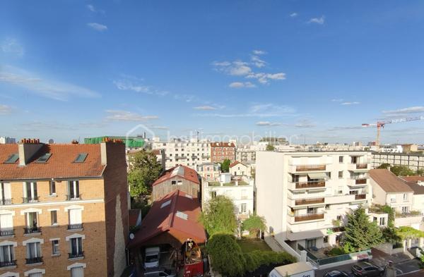 Au 6e et dernier étage avec ascenseur d’un immeuble en pierre de taille de la fin des années 50, ce 3 pièces de 52,8 m² bénéficie d’atouts recherchés : absence de vis-à-vis direct, balcon et beau potentiel après rénovation. Exposé nord-est et situé côté rue (rue calme), l’appartement offre une distribution agréable et une belle sensation d’espace grâce à son étage élevé.
Il se compose actuellement d’un séjour ouvrant sur un balcon, de deux chambres, d’une cuisine indépendante à refaire entièrement, d’une SdB avec grande douche à l'italienne, de WC séparés ainsi que d’un grand placard.
Des travaux de rénovation sont à prévoir (cuisine, enduits et peintures notamment), laissant la possibilité de créer un intérieur entièrement personnalisé tout en conservant de beaux éléments existants, comme le parquet. 
Une suggestion de rénovation virtuelle de la cuisine vous permettra de mieux vous projeter et de voir le potentiel du bien.
Chauffage central et eau chaude collectifs inclus dans les charges.
Une cave complète ce bien.
Possibilité de parking en sus.
Situé rue du Révérend Père Christian Gilbert, dans un environnement résidentiel recherché à proximité immédiate du carrefour des Bourguignons, l’appartement bénéficie d’un accès rapide aux commerces, écoles et transports.
Métro Les Agnettes (ligne 13) à environ 500 m, gare de Bois-Colombes permettant de rejoindre Saint-Lazare rapidement, accès facilité à La Défense via le bus 178.

Les + :
• Dernier étage avec ascenseur
• Balcon
• Absence de vis-à-vis direct
• Parquet pouvant être conservé
• Cave
• Fort potentiel après rénovation
• Copropriété bien entretenue
• Parking possible en sus