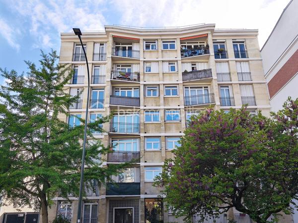 Au 6e et dernier étage avec ascenseur d’un immeuble en pierre de taille de la fin des années 50, ce 3 pièces de 52,8 m² bénéficie d’atouts recherchés : absence de vis-à-vis direct, balcon et beau potentiel après rénovation. Exposé nord-est et situé côté rue (rue calme), l’appartement offre une distribution agréable et une belle sensation d’espace grâce à son étage élevé.
Il se compose actuellement d’un séjour ouvrant sur un balcon, de deux chambres, d’une cuisine indépendante à refaire entièrement, d’une SdB avec grande douche à l'italienne, de WC séparés ainsi que d’un grand placard.
Des travaux de rénovation sont à prévoir (cuisine, enduits et peintures notamment), laissant la possibilité de créer un intérieur entièrement personnalisé tout en conservant de beaux éléments existants, comme le parquet. 
Une suggestion de rénovation virtuelle de la cuisine vous permettra de mieux vous projeter et de voir le potentiel du bien.
Chauffage central et eau chaude collectifs inclus dans les charges.
Une cave complète ce bien.
Possibilité de parking en sus.
Situé rue du Révérend Père Christian Gilbert, dans un environnement résidentiel recherché à proximité immédiate du carrefour des Bourguignons, l’appartement bénéficie d’un accès rapide aux commerces, écoles et transports.
Métro Les Agnettes (ligne 13) à environ 500 m, gare de Bois-Colombes permettant de rejoindre Saint-Lazare rapidement, accès facilité à La Défense via le bus 178.

Les + :
• Dernier étage avec ascenseur
• Balcon
• Absence de vis-à-vis direct
• Parquet pouvant être conservé
• Cave
• Fort potentiel après rénovation
• Copropriété bien entretenue
• Parking possible en sus