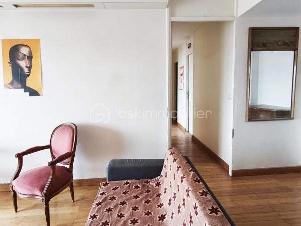 Au 6e et dernier étage avec ascenseur d’un immeuble en pierre de taille de la fin des années 50, ce 3 pièces de 52,8 m² bénéficie d’atouts recherchés : absence de vis-à-vis direct, balcon et beau potentiel après rénovation. Exposé nord-est et situé côté rue (rue calme), l’appartement offre une distribution agréable et une belle sensation d’espace grâce à son étage élevé.
Il se compose actuellement d’un séjour ouvrant sur un balcon, de deux chambres, d’une cuisine indépendante à refaire entièrement, d’une SdB avec grande douche à l'italienne, de WC séparés ainsi que d’un grand placard.
Des travaux de rénovation sont à prévoir (cuisine, enduits et peintures notamment), laissant la possibilité de créer un intérieur entièrement personnalisé tout en conservant de beaux éléments existants, comme le parquet. 
Une suggestion de rénovation virtuelle de la cuisine vous permettra de mieux vous projeter et de voir le potentiel du bien.
Chauffage central et eau chaude collectifs inclus dans les charges.
Une cave complète ce bien.
Possibilité de parking en sus.
Situé rue du Révérend Père Christian Gilbert, dans un environnement résidentiel recherché à proximité immédiate du carrefour des Bourguignons, l’appartement bénéficie d’un accès rapide aux commerces, écoles et transports.
Métro Les Agnettes (ligne 13) à environ 500 m, gare de Bois-Colombes permettant de rejoindre Saint-Lazare rapidement, accès facilité à La Défense via le bus 178.

Les + :
• Dernier étage avec ascenseur
• Balcon
• Absence de vis-à-vis direct
• Parquet pouvant être conservé
• Cave
• Fort potentiel après rénovation
• Copropriété bien entretenue
• Parking possible en sus