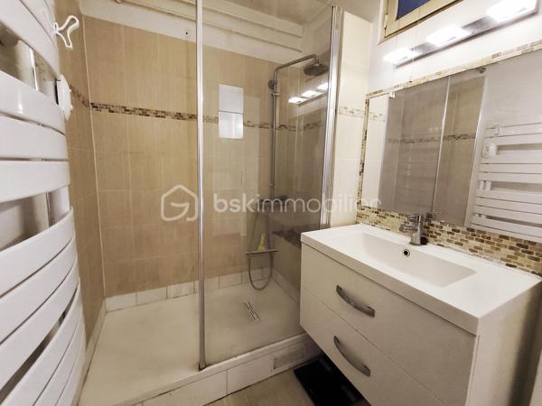 Au 6e et dernier étage avec ascenseur d’un immeuble en pierre de taille de la fin des années 50, ce 3 pièces de 52,8 m² bénéficie d’atouts recherchés : absence de vis-à-vis direct, balcon et beau potentiel après rénovation. Exposé nord-est et situé côté rue (rue calme), l’appartement offre une distribution agréable et une belle sensation d’espace grâce à son étage élevé.
Il se compose actuellement d’un séjour ouvrant sur un balcon, de deux chambres, d’une cuisine indépendante à refaire entièrement, d’une SdB avec grande douche à l'italienne, de WC séparés ainsi que d’un grand placard.
Des travaux de rénovation sont à prévoir (cuisine, enduits et peintures notamment), laissant la possibilité de créer un intérieur entièrement personnalisé tout en conservant de beaux éléments existants, comme le parquet. 
Une suggestion de rénovation virtuelle de la cuisine vous permettra de mieux vous projeter et de voir le potentiel du bien.
Chauffage central et eau chaude collectifs inclus dans les charges.
Une cave complète ce bien.
Possibilité de parking en sus.
Situé rue du Révérend Père Christian Gilbert, dans un environnement résidentiel recherché à proximité immédiate du carrefour des Bourguignons, l’appartement bénéficie d’un accès rapide aux commerces, écoles et transports.
Métro Les Agnettes (ligne 13) à environ 500 m, gare de Bois-Colombes permettant de rejoindre Saint-Lazare rapidement, accès facilité à La Défense via le bus 178.

Les + :
• Dernier étage avec ascenseur
• Balcon
• Absence de vis-à-vis direct
• Parquet pouvant être conservé
• Cave
• Fort potentiel après rénovation
• Copropriété bien entretenue
• Parking possible en sus