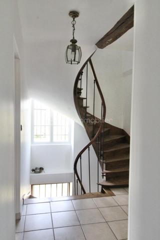 Idéalement située au centre de Courtenay, cette magnifique demeure familiale séduit par son élégance et ses prestations de qualité. Alliant le charme de l'ancien au confort moderne, elle offre un cadre de vie spacieux et fonctionnel, à l'abri des regards.

Un rez-de-chaussée dédié à la réception et au confort , L'entrée ouvre sur un vaste salon-séjour baigné de lumière, où une imposante cheminée apporte une atmosphère chaleureuse et authentique. La cuisine indépendante, généreuse dans ses dimensions, est entièrement aménagée et équipée pour répondre aux besoins d'une famille. Ce niveau est complété par un bureau traversant idéal pour le télétravail, une vaste salle de jeux, une chaufferie , un dressing ainsi qu'un WC indépendant.

Le premier étage dispose d'un palier desservant cinq belles chambres aux volumes confortables, une salle de bain avec baignoire et wc , une salle d'eau et un WC séparé. Un premier grenier aménageable à ce niveau offre déjà des perspectives d'agrandissement.

Au second étage, un vaste grenier supplémentaire sous une charpente apparente laisse libre cours à vos projets : création d'une suite parentale, d'un atelier d'artiste ou d'un espace de loisirs.

La propriété s'étend sur un terrain clos d'environ 1 000 m², agrémenté de petites dépendances et d'appentis pratiques pour le stockage ou le jardinage. L'accès au domaine s'effectue par un porche de caractère avec porte motorisée, permettant de stationner plusieurs véhicules en toute sécurité à l'intérieur de la propriété.


Accès immédiat aux commerces et commodités de Courtenay avec la boulangerie à pied , double vitrage , tout à l'égout Cinq chambres spacieuses et de multiples espaces de vie , Plus de deux niveaux de greniers aménageables pour augmenter la surface habitable.

Ce bien d'exception est une opportunité rare sur le secteur. Pour obtenir plus de renseignements ou convenir d'une visite, je me tiens à votre entière disposition.