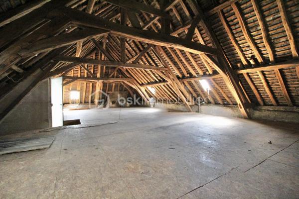 Idéalement située au centre de Courtenay, cette magnifique demeure familiale séduit par son élégance et ses prestations de qualité. Alliant le charme de l'ancien au confort moderne, elle offre un cadre de vie spacieux et fonctionnel, à l'abri des regards.

Un rez-de-chaussée dédié à la réception et au confort , L'entrée ouvre sur un vaste salon-séjour baigné de lumière, où une imposante cheminée apporte une atmosphère chaleureuse et authentique. La cuisine indépendante, généreuse dans ses dimensions, est entièrement aménagée et équipée pour répondre aux besoins d'une famille. Ce niveau est complété par un bureau traversant idéal pour le télétravail, une vaste salle de jeux, une chaufferie , un dressing ainsi qu'un WC indépendant.

Le premier étage dispose d'un palier desservant cinq belles chambres aux volumes confortables, une salle de bain avec baignoire et wc , une salle d'eau et un WC séparé. Un premier grenier aménageable à ce niveau offre déjà des perspectives d'agrandissement.

Au second étage, un vaste grenier supplémentaire sous une charpente apparente laisse libre cours à vos projets : création d'une suite parentale, d'un atelier d'artiste ou d'un espace de loisirs.

La propriété s'étend sur un terrain clos d'environ 1 000 m², agrémenté de petites dépendances et d'appentis pratiques pour le stockage ou le jardinage. L'accès au domaine s'effectue par un porche de caractère avec porte motorisée, permettant de stationner plusieurs véhicules en toute sécurité à l'intérieur de la propriété.


Accès immédiat aux commerces et commodités de Courtenay avec la boulangerie à pied , double vitrage , tout à l'égout Cinq chambres spacieuses et de multiples espaces de vie , Plus de deux niveaux de greniers aménageables pour augmenter la surface habitable.

Ce bien d'exception est une opportunité rare sur le secteur. Pour obtenir plus de renseignements ou convenir d'une visite, je me tiens à votre entière disposition.