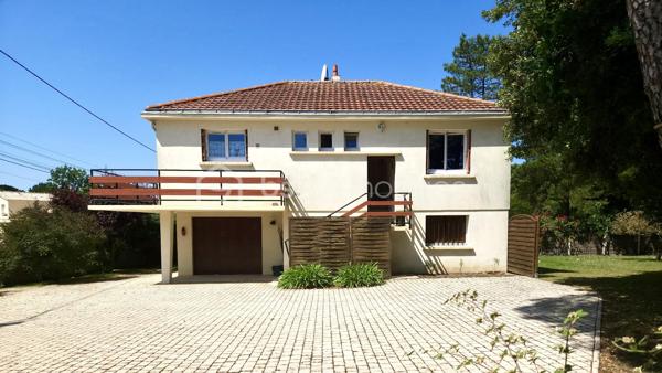 Idéalement située dans un environnement calme, privilégié et très agréable, découvrez cette belle maison familiale offrant une superbe qualité de vie. Implantée à seulement 300 mètres de l’océan et à 10 minutes du centre-ville de Tharon, elle vous permettra de tout faire à pied ou à vélo. 
La maison bénéficie d'une distribution sur deux niveaux, alliant espaces de vie lumineux et volumes fonctionnels.
À l’étage (Espace de vie principal) :
	- Une entrée.
	- Un salon-séjour lumineux.
	- Une cuisine aménagée et équipée.
	- Deux chambres confortables.
	- Une salle d'eau.
	- Un balcon de 17 m² exposé SUD-OUEST, espace de vie extérieure pour profiter pleinement des journées ensoleillées et des couchers de soleil.
Au rez-de-chaussée (Espace utile & indépendant) :
	- Un grand garage pour stationner votre véhicule ou stocker vos équipements de plage (planches, vélos, etc.).
	- Un atelier idéal pour le bricolage ou les loisirs.
	- Une authentique cave.
	- Un espace de stockage complémentaire.
	- Une chambre indépendante avec son point d'eau attenant, idéale pour recevoir des amis, un adolescent en quête d'indépendance ou pour aménager un espace de télétravail au calme.

À l’extérieur, vous serez séduit par un terrain arboré et particulièrement agréable. Conçu comme un havre de paix, il offre un équilibre parfait entre des zones baignées de soleil et l’ombre naturelle de ses arbres. Vous y trouverez également plusieurs arbres fruitiers qui ajoutent une touche bucolique à ce bel espace.

Tharon-Plage est une cité balnéaire de la Côte de Jade, particulièrement appréciée pour son ambiance conviviale, ses grandes plages de sable fin et sa douceur de vivre familiale.

Une opportunité rare sur le marché, idéale en résidence principale comme secondaire. 
Contactez-moi dès maintenant pour organiser une visite et succomber au charme de la Côte de Jade !