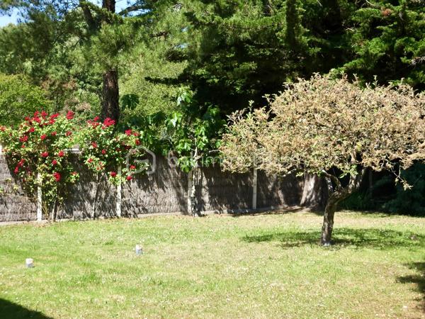 Idéalement située dans un environnement calme, privilégié et très agréable, découvrez cette belle maison familiale offrant une superbe qualité de vie. Implantée à seulement 300 mètres de l’océan et à 10 minutes du centre-ville de Tharon, elle vous permettra de tout faire à pied ou à vélo. 
La maison bénéficie d'une distribution sur deux niveaux, alliant espaces de vie lumineux et volumes fonctionnels.
À l’étage (Espace de vie principal) :
	- Une entrée.
	- Un salon-séjour lumineux.
	- Une cuisine aménagée et équipée.
	- Deux chambres confortables.
	- Une salle d'eau.
	- Un balcon de 17 m² exposé SUD-OUEST, espace de vie extérieure pour profiter pleinement des journées ensoleillées et des couchers de soleil.
Au rez-de-chaussée (Espace utile & indépendant) :
	- Un grand garage pour stationner votre véhicule ou stocker vos équipements de plage (planches, vélos, etc.).
	- Un atelier idéal pour le bricolage ou les loisirs.
	- Une authentique cave.
	- Un espace de stockage complémentaire.
	- Une chambre indépendante avec son point d'eau attenant, idéale pour recevoir des amis, un adolescent en quête d'indépendance ou pour aménager un espace de télétravail au calme.

À l’extérieur, vous serez séduit par un terrain arboré et particulièrement agréable. Conçu comme un havre de paix, il offre un équilibre parfait entre des zones baignées de soleil et l’ombre naturelle de ses arbres. Vous y trouverez également plusieurs arbres fruitiers qui ajoutent une touche bucolique à ce bel espace.

Tharon-Plage est une cité balnéaire de la Côte de Jade, particulièrement appréciée pour son ambiance conviviale, ses grandes plages de sable fin et sa douceur de vivre familiale.

Une opportunité rare sur le marché, idéale en résidence principale comme secondaire. 
Contactez-moi dès maintenant pour organiser une visite et succomber au charme de la Côte de Jade !
