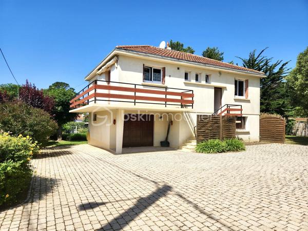 Idéalement située dans un environnement calme, privilégié et très agréable, découvrez cette belle maison familiale offrant une superbe qualité de vie. Implantée à seulement 300 mètres de l’océan et à 10 minutes du centre-ville de Tharon, elle vous permettra de tout faire à pied ou à vélo. 
La maison bénéficie d'une distribution sur deux niveaux, alliant espaces de vie lumineux et volumes fonctionnels.
À l’étage (Espace de vie principal) :
	- Une entrée.
	- Un salon-séjour lumineux.
	- Une cuisine aménagée et équipée.
	- Deux chambres confortables.
	- Une salle d'eau.
	- Un balcon de 17 m² exposé SUD-OUEST, espace de vie extérieure pour profiter pleinement des journées ensoleillées et des couchers de soleil.
Au rez-de-chaussée (Espace utile & indépendant) :
	- Un grand garage pour stationner votre véhicule ou stocker vos équipements de plage (planches, vélos, etc.).
	- Un atelier idéal pour le bricolage ou les loisirs.
	- Une authentique cave.
	- Un espace de stockage complémentaire.
	- Une chambre indépendante avec son point d'eau attenant, idéale pour recevoir des amis, un adolescent en quête d'indépendance ou pour aménager un espace de télétravail au calme.

À l’extérieur, vous serez séduit par un terrain arboré et particulièrement agréable. Conçu comme un havre de paix, il offre un équilibre parfait entre des zones baignées de soleil et l’ombre naturelle de ses arbres. Vous y trouverez également plusieurs arbres fruitiers qui ajoutent une touche bucolique à ce bel espace.

Tharon-Plage est une cité balnéaire de la Côte de Jade, particulièrement appréciée pour son ambiance conviviale, ses grandes plages de sable fin et sa douceur de vivre familiale.

Une opportunité rare sur le marché, idéale en résidence principale comme secondaire. 
Contactez-moi dès maintenant pour organiser une visite et succomber au charme de la Côte de Jade !