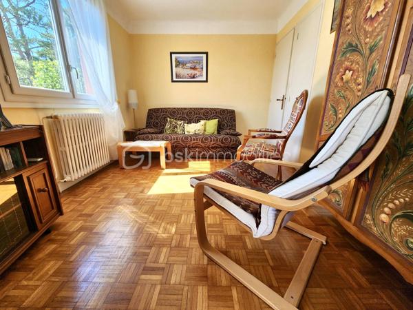 Idéalement située dans un environnement calme, privilégié et très agréable, découvrez cette belle maison familiale offrant une superbe qualité de vie. Implantée à seulement 300 mètres de l’océan et à 10 minutes du centre-ville de Tharon, elle vous permettra de tout faire à pied ou à vélo. 
La maison bénéficie d'une distribution sur deux niveaux, alliant espaces de vie lumineux et volumes fonctionnels.
À l’étage (Espace de vie principal) :
	- Une entrée.
	- Un salon-séjour lumineux.
	- Une cuisine aménagée et équipée.
	- Deux chambres confortables.
	- Une salle d'eau.
	- Un balcon de 17 m² exposé SUD-OUEST, espace de vie extérieure pour profiter pleinement des journées ensoleillées et des couchers de soleil.
Au rez-de-chaussée (Espace utile & indépendant) :
	- Un grand garage pour stationner votre véhicule ou stocker vos équipements de plage (planches, vélos, etc.).
	- Un atelier idéal pour le bricolage ou les loisirs.
	- Une authentique cave.
	- Un espace de stockage complémentaire.
	- Une chambre indépendante avec son point d'eau attenant, idéale pour recevoir des amis, un adolescent en quête d'indépendance ou pour aménager un espace de télétravail au calme.

À l’extérieur, vous serez séduit par un terrain arboré et particulièrement agréable. Conçu comme un havre de paix, il offre un équilibre parfait entre des zones baignées de soleil et l’ombre naturelle de ses arbres. Vous y trouverez également plusieurs arbres fruitiers qui ajoutent une touche bucolique à ce bel espace.

Tharon-Plage est une cité balnéaire de la Côte de Jade, particulièrement appréciée pour son ambiance conviviale, ses grandes plages de sable fin et sa douceur de vivre familiale.

Une opportunité rare sur le marché, idéale en résidence principale comme secondaire. 
Contactez-moi dès maintenant pour organiser une visite et succomber au charme de la Côte de Jade !