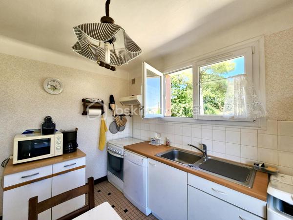 Idéalement située dans un environnement calme, privilégié et très agréable, découvrez cette belle maison familiale offrant une superbe qualité de vie. Implantée à seulement 300 mètres de l’océan et à 10 minutes du centre-ville de Tharon, elle vous permettra de tout faire à pied ou à vélo. 
La maison bénéficie d'une distribution sur deux niveaux, alliant espaces de vie lumineux et volumes fonctionnels.
À l’étage (Espace de vie principal) :
	- Une entrée.
	- Un salon-séjour lumineux.
	- Une cuisine aménagée et équipée.
	- Deux chambres confortables.
	- Une salle d'eau.
	- Un balcon de 17 m² exposé SUD-OUEST, espace de vie extérieure pour profiter pleinement des journées ensoleillées et des couchers de soleil.
Au rez-de-chaussée (Espace utile & indépendant) :
	- Un grand garage pour stationner votre véhicule ou stocker vos équipements de plage (planches, vélos, etc.).
	- Un atelier idéal pour le bricolage ou les loisirs.
	- Une authentique cave.
	- Un espace de stockage complémentaire.
	- Une chambre indépendante avec son point d'eau attenant, idéale pour recevoir des amis, un adolescent en quête d'indépendance ou pour aménager un espace de télétravail au calme.

À l’extérieur, vous serez séduit par un terrain arboré et particulièrement agréable. Conçu comme un havre de paix, il offre un équilibre parfait entre des zones baignées de soleil et l’ombre naturelle de ses arbres. Vous y trouverez également plusieurs arbres fruitiers qui ajoutent une touche bucolique à ce bel espace.

Tharon-Plage est une cité balnéaire de la Côte de Jade, particulièrement appréciée pour son ambiance conviviale, ses grandes plages de sable fin et sa douceur de vivre familiale.

Une opportunité rare sur le marché, idéale en résidence principale comme secondaire. 
Contactez-moi dès maintenant pour organiser une visite et succomber au charme de la Côte de Jade !