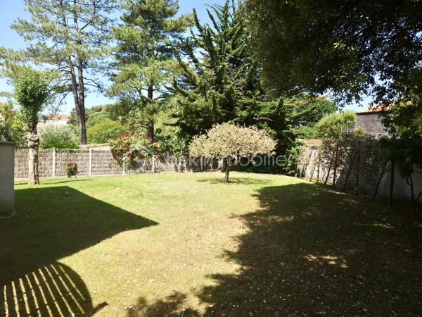 Idéalement située dans un environnement calme, privilégié et très agréable, découvrez cette belle maison familiale offrant une superbe qualité de vie. Implantée à seulement 300 mètres de l’océan et à 10 minutes du centre-ville de Tharon, elle vous permettra de tout faire à pied ou à vélo. 
La maison bénéficie d'une distribution sur deux niveaux, alliant espaces de vie lumineux et volumes fonctionnels.
À l’étage (Espace de vie principal) :
	- Une entrée.
	- Un salon-séjour lumineux.
	- Une cuisine aménagée et équipée.
	- Deux chambres confortables.
	- Une salle d'eau.
	- Un balcon de 17 m² exposé SUD-OUEST, espace de vie extérieure pour profiter pleinement des journées ensoleillées et des couchers de soleil.
Au rez-de-chaussée (Espace utile & indépendant) :
	- Un grand garage pour stationner votre véhicule ou stocker vos équipements de plage (planches, vélos, etc.).
	- Un atelier idéal pour le bricolage ou les loisirs.
	- Une authentique cave.
	- Un espace de stockage complémentaire.
	- Une chambre indépendante avec son point d'eau attenant, idéale pour recevoir des amis, un adolescent en quête d'indépendance ou pour aménager un espace de télétravail au calme.

À l’extérieur, vous serez séduit par un terrain arboré et particulièrement agréable. Conçu comme un havre de paix, il offre un équilibre parfait entre des zones baignées de soleil et l’ombre naturelle de ses arbres. Vous y trouverez également plusieurs arbres fruitiers qui ajoutent une touche bucolique à ce bel espace.

Tharon-Plage est une cité balnéaire de la Côte de Jade, particulièrement appréciée pour son ambiance conviviale, ses grandes plages de sable fin et sa douceur de vivre familiale.

Une opportunité rare sur le marché, idéale en résidence principale comme secondaire. 
Contactez-moi dès maintenant pour organiser une visite et succomber au charme de la Côte de Jade !