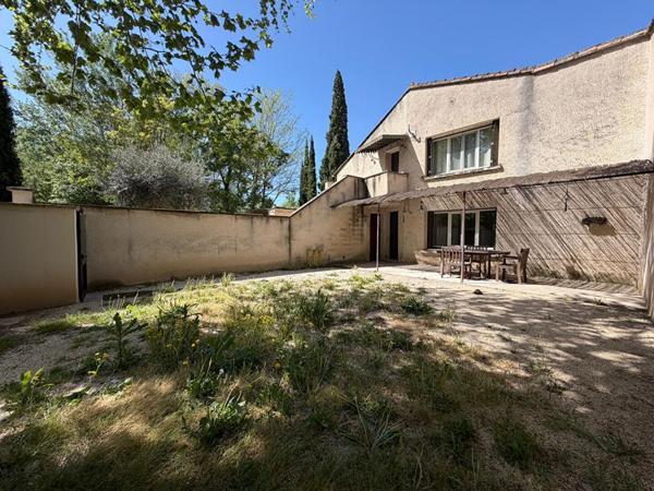 APPARTEMENT EN REZ-DE-CHAUSSEE RENOVE - JARDIN CLOTURE - CLIMATISATION