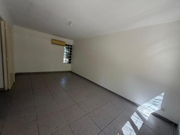 APPARTEMENT EN REZ-DE-CHAUSSEE RENOVE - JARDIN CLOTURE - CLIMATISATION