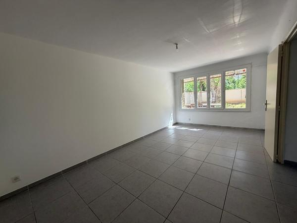 APPARTEMENT EN REZ-DE-CHAUSSEE RENOVE - JARDIN CLOTURE - CLIMATISATION