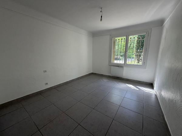 APPARTEMENT EN REZ-DE-CHAUSSEE RENOVE - JARDIN CLOTURE - CLIMATISATION