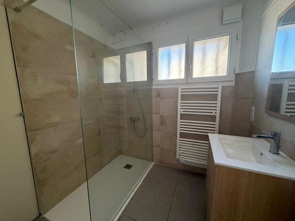APPARTEMENT EN REZ-DE-CHAUSSEE RENOVE - JARDIN CLOTURE - CLIMATISATION