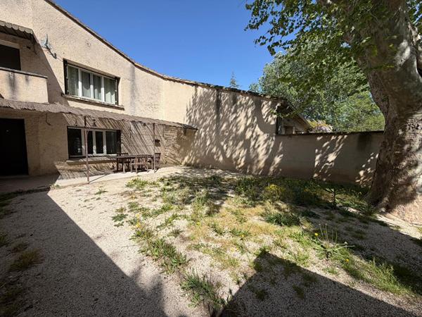 APPARTEMENT EN REZ-DE-CHAUSSEE RENOVE - JARDIN CLOTURE - CLIMATISATION