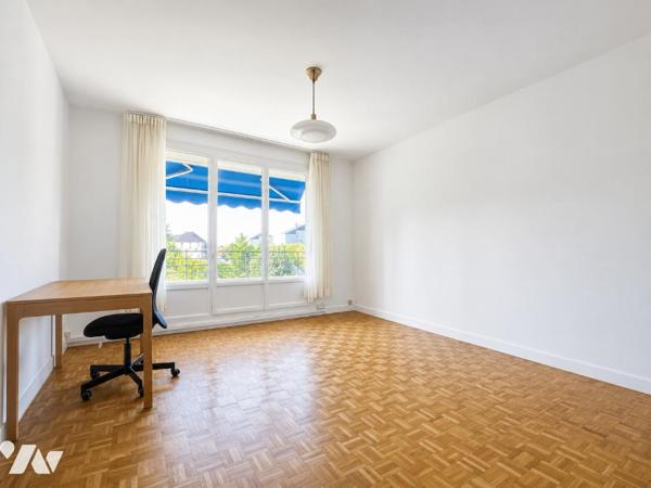 Saint-Cyr-sur-Loire – Appt T3 avec balcon, parking et cave.
À deux pas des commerces et des écoles