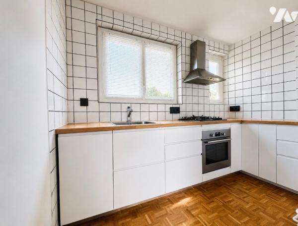 Saint-Cyr-sur-Loire – Appt T3 avec balcon, parking et cave.
À deux pas des commerces et des écoles