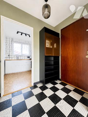 Saint-Cyr-sur-Loire – Appt T3 avec balcon, parking et cave.
À deux pas des commerces et des écoles