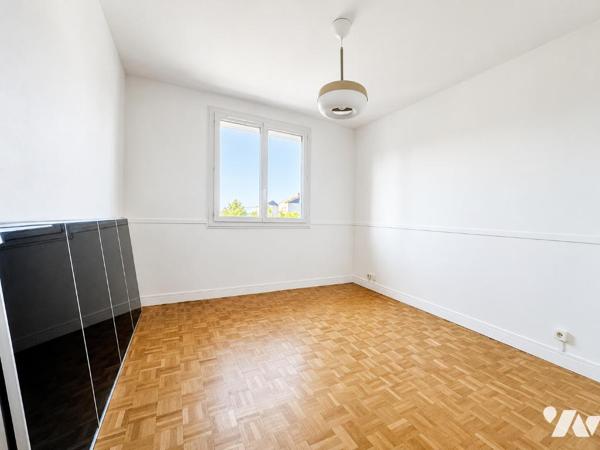 Saint-Cyr-sur-Loire – Appt T3 avec balcon, parking et cave.
À deux pas des commerces et des écoles