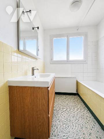 Saint-Cyr-sur-Loire – Appt T3 avec balcon, parking et cave.
À deux pas des commerces et des écoles