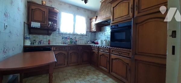 Pavillon avec SS garage et jardin de 3 chbs, SAM, salon, cuisine équipée, salle d'eau, WC, cave,