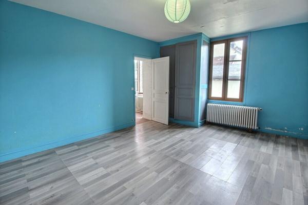 Maison ancienne à renover avec dépendance située à Gallardon