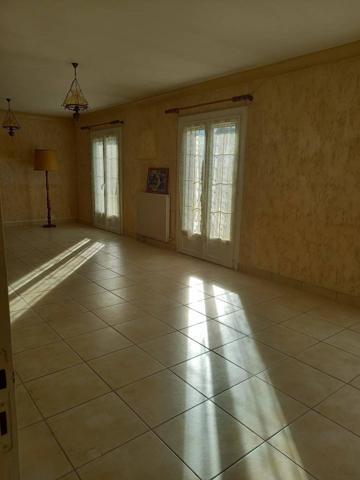 ✨ « Maison familiale avec grand terrain et beau potentiel à Rouziers de Touraine