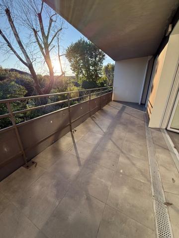 T2 lumineux de 45 m² avec grand balcon de 16 m² et piscine — Avignon Montfavet