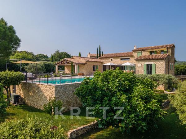 Villa d'exception avec vue imprenable sur le Luberon, proche du centre du village