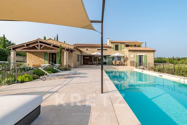 Villa d'exception avec vue imprenable sur le Luberon, proche du centre du village