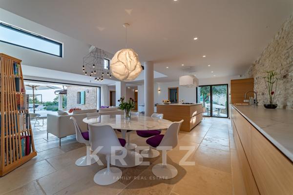 Villa d'exception avec vue imprenable sur le Luberon, proche du centre du village