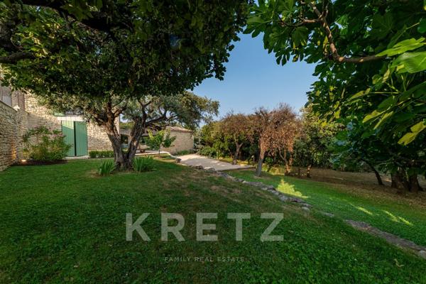 Villa d'exception avec vue imprenable sur le Luberon, proche du centre du village