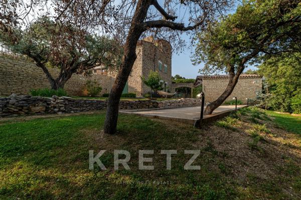 Villa d'exception avec vue imprenable sur le Luberon, proche du centre du village