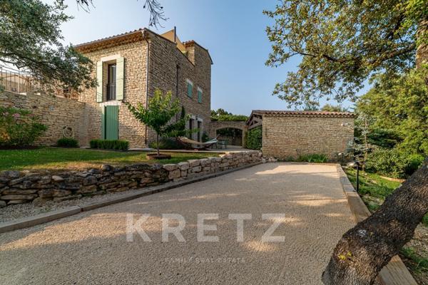 Villa d'exception avec vue imprenable sur le Luberon, proche du centre du village