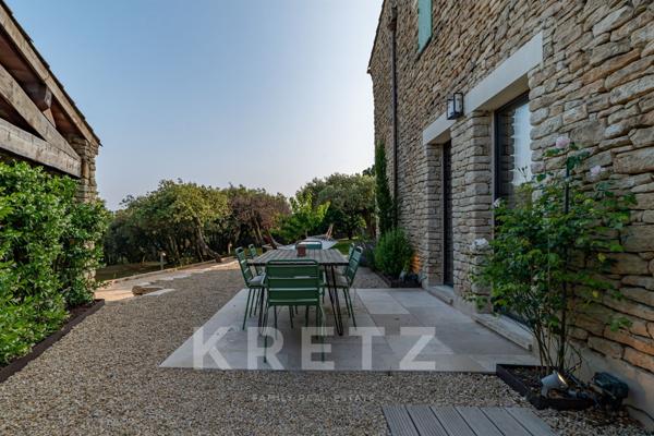 Villa d'exception avec vue imprenable sur le Luberon, proche du centre du village