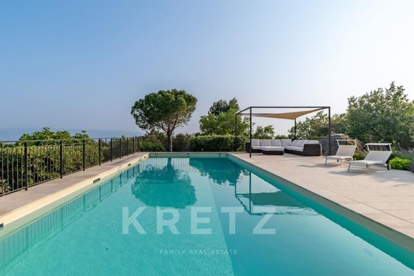 Villa d'exception avec vue imprenable sur le Luberon, proche du centre du village