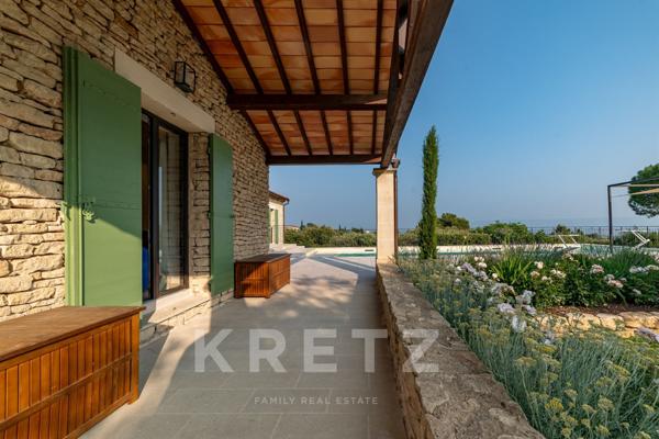 Villa d'exception avec vue imprenable sur le Luberon, proche du centre du village