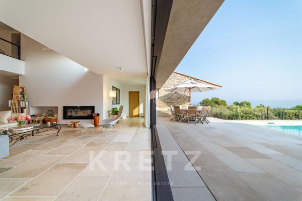 Villa d'exception avec vue imprenable sur le Luberon, proche du centre du village