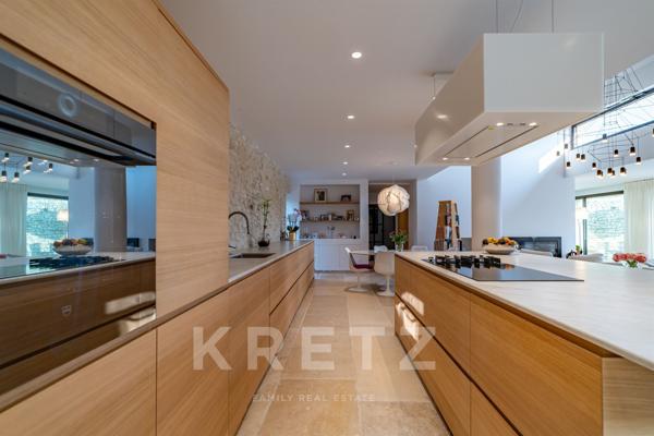 Villa d'exception avec vue imprenable sur le Luberon, proche du centre du village