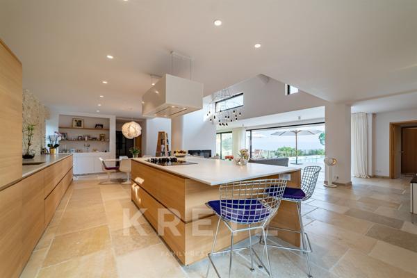 Villa d'exception avec vue imprenable sur le Luberon, proche du centre du village