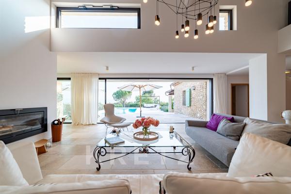 Villa d'exception avec vue imprenable sur le Luberon, proche du centre du village