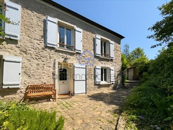Venez découvrir cette authentique maison en pierre pleine de charme à proximité des écoles, commerces et commodités à pied.
Elle offre un séjour chaleureux avec poutres apparentes et cheminée ouvert sur sur une cuisine aménagée et équipée avec un accès à une cave voutée. 
A l'étage une suite parentale avec dressing et salle d'eau avec wc, trois chambres, salle de bain avec douche et wc, et palier faisant office d'un coin de lecture ou bureau.
Grenier aménageable.
A l'extérieur vous profiterez d'un jardin sur plusieurs niveaux qui fait son charme avec une grande terrasse, arbres fruitiers et bassins, idéal pour les moments de détente.
La propriété dispose également d'un grand garage, d'un atelier, de trois petites dépendances offrant de nombreuses possibilités. A voir très vite !!!
