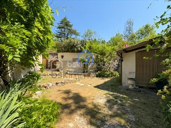 Venez découvrir cette authentique maison en pierre pleine de charme à proximité des écoles, commerces et commodités à pied.
Elle offre un séjour chaleureux avec poutres apparentes et cheminée ouvert sur sur une cuisine aménagée et équipée avec un accès à une cave voutée. 
A l'étage une suite parentale avec dressing et salle d'eau avec wc, trois chambres, salle de bain avec douche et wc, et palier faisant office d'un coin de lecture ou bureau.
Grenier aménageable.
A l'extérieur vous profiterez d'un jardin sur plusieurs niveaux qui fait son charme avec une grande terrasse, arbres fruitiers et bassins, idéal pour les moments de détente.
La propriété dispose également d'un grand garage, d'un atelier, de trois petites dépendances offrant de nombreuses possibilités. A voir très vite !!!