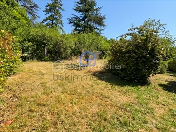 Venez découvrir cette authentique maison en pierre pleine de charme à proximité des écoles, commerces et commodités à pied.
Elle offre un séjour chaleureux avec poutres apparentes et cheminée ouvert sur sur une cuisine aménagée et équipée avec un accès à une cave voutée. 
A l'étage une suite parentale avec dressing et salle d'eau avec wc, trois chambres, salle de bain avec douche et wc, et palier faisant office d'un coin de lecture ou bureau.
Grenier aménageable.
A l'extérieur vous profiterez d'un jardin sur plusieurs niveaux qui fait son charme avec une grande terrasse, arbres fruitiers et bassins, idéal pour les moments de détente.
La propriété dispose également d'un grand garage, d'un atelier, de trois petites dépendances offrant de nombreuses possibilités. A voir très vite !!!