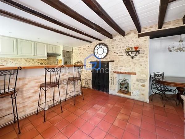 Venez découvrir cette authentique maison en pierre pleine de charme à proximité des écoles, commerces et commodités à pied.
Elle offre un séjour chaleureux avec poutres apparentes et cheminée ouvert sur sur une cuisine aménagée et équipée avec un accès à une cave voutée. 
A l'étage une suite parentale avec dressing et salle d'eau avec wc, trois chambres, salle de bain avec douche et wc, et palier faisant office d'un coin de lecture ou bureau.
Grenier aménageable.
A l'extérieur vous profiterez d'un jardin sur plusieurs niveaux qui fait son charme avec une grande terrasse, arbres fruitiers et bassins, idéal pour les moments de détente.
La propriété dispose également d'un grand garage, d'un atelier, de trois petites dépendances offrant de nombreuses possibilités. A voir très vite !!!