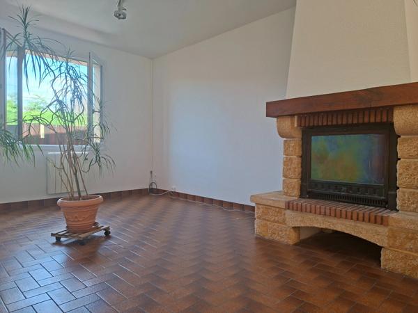 Maison évolutive, secteur la Ferté Macé, 3 chambres, sur sous sol, parc de 3000 m2 arboré et clos.